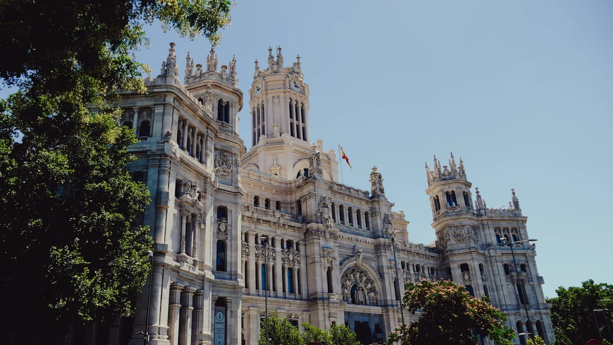 Palacio de Cibeles, sede del Ayuntamiento de Madrid, bajo un cielo despejado