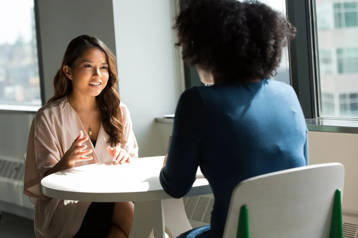 Dos personas en una entrevista de trabajo en una oficina