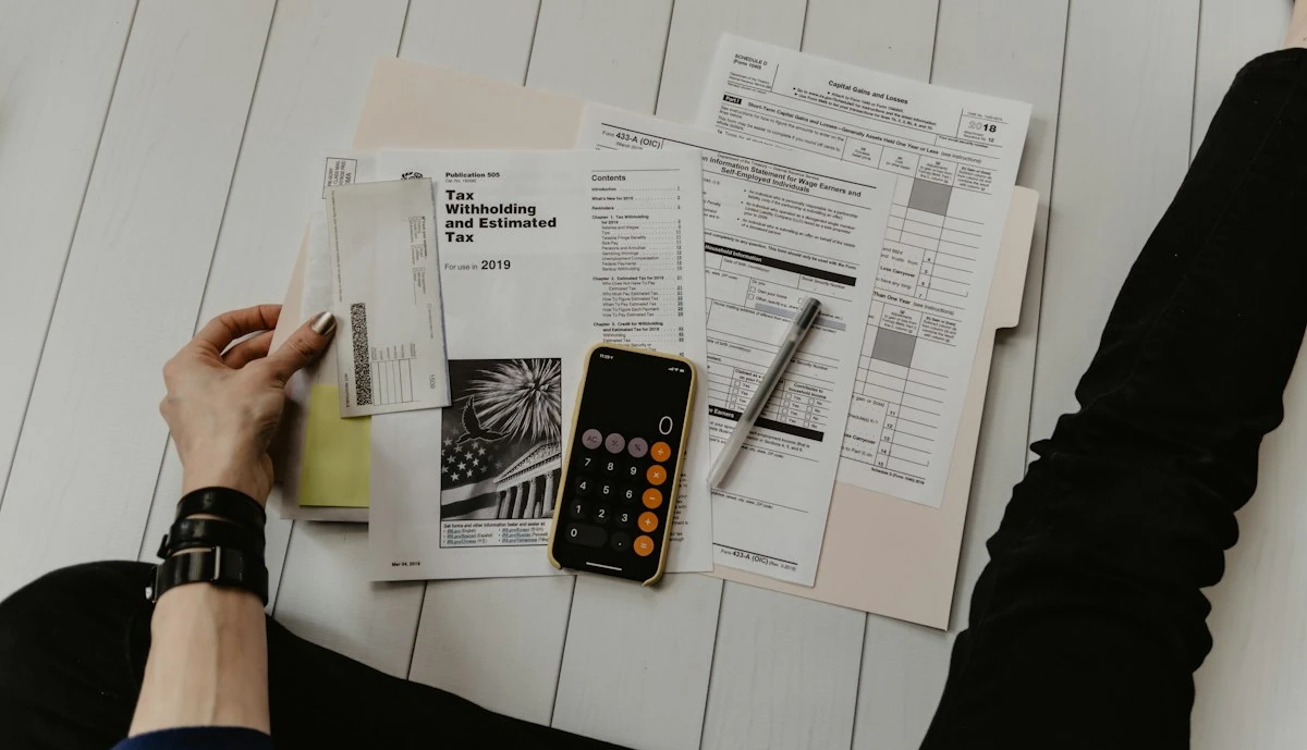 Documentos laborales y una calculadora sobre un escritorio para revisar aportes y periodos