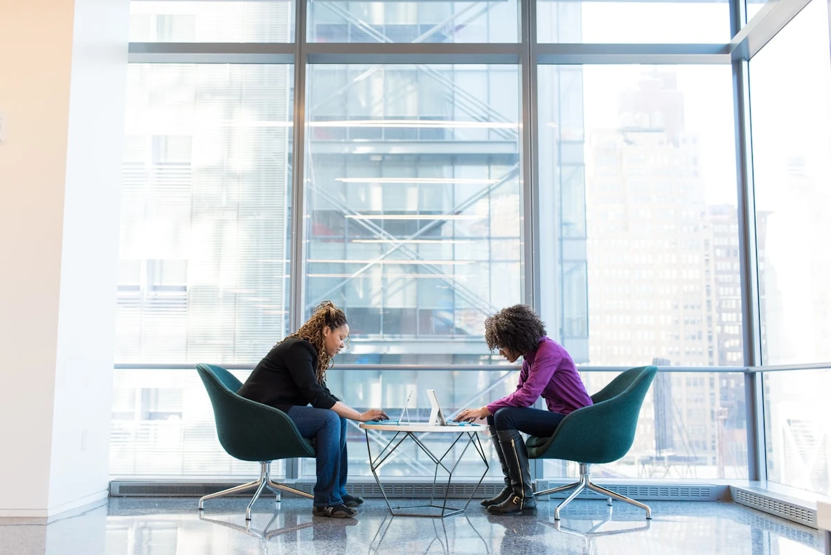 Dos personas conversando en una oficina antes de entregar la carta de renuncia