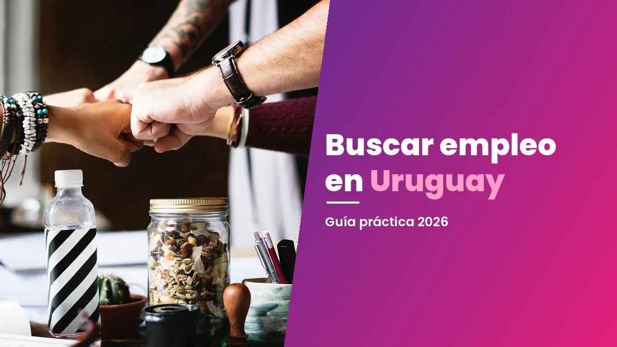 Personas revisando oportunidades laborales en Uruguay